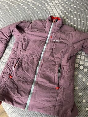 Patagonia Quilted Jacket in Dusty Mauve with Light Blue Zipper and Red Accents